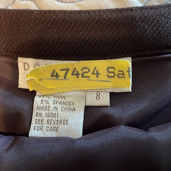 Doncaster wool skirt with pleat detail - Picture 5 of 5